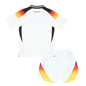 Conjunto Infantil Alemanha Home 24/25 composto por camisa branca e shorts, ideal para jovens adeptos de futebol.