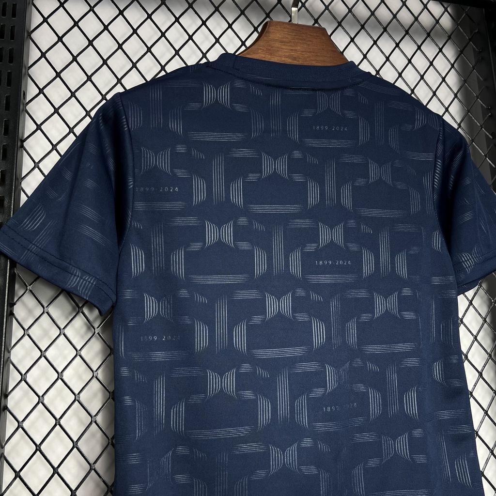 Camiseta do Conjunto Infantil Barcelona 24/25 em veludo azul, vista traseira com padrões exclusivos.