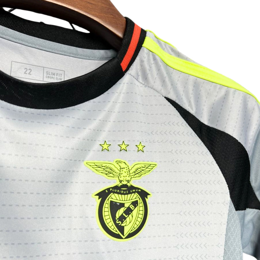 Conjunto Infantil Benfica Third 2024/25 com detalhes em verde e preto, logo do Benfica em destaque.