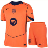Conjunto Infantil FC Barcelona total 90 laranja 2025/26, camisa e calção do time, estilo esportivo e moderno.