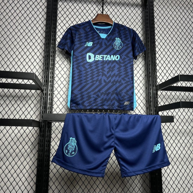 Conjunto infantil FC Porto azul terceiro equipamento 2024/25 disponível na OLYMPIC STORE.