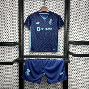 Conjunto infantil FC Porto azul terceiro equipamento 2024/25 pendurado em exibição na OLYMPIC STORE.