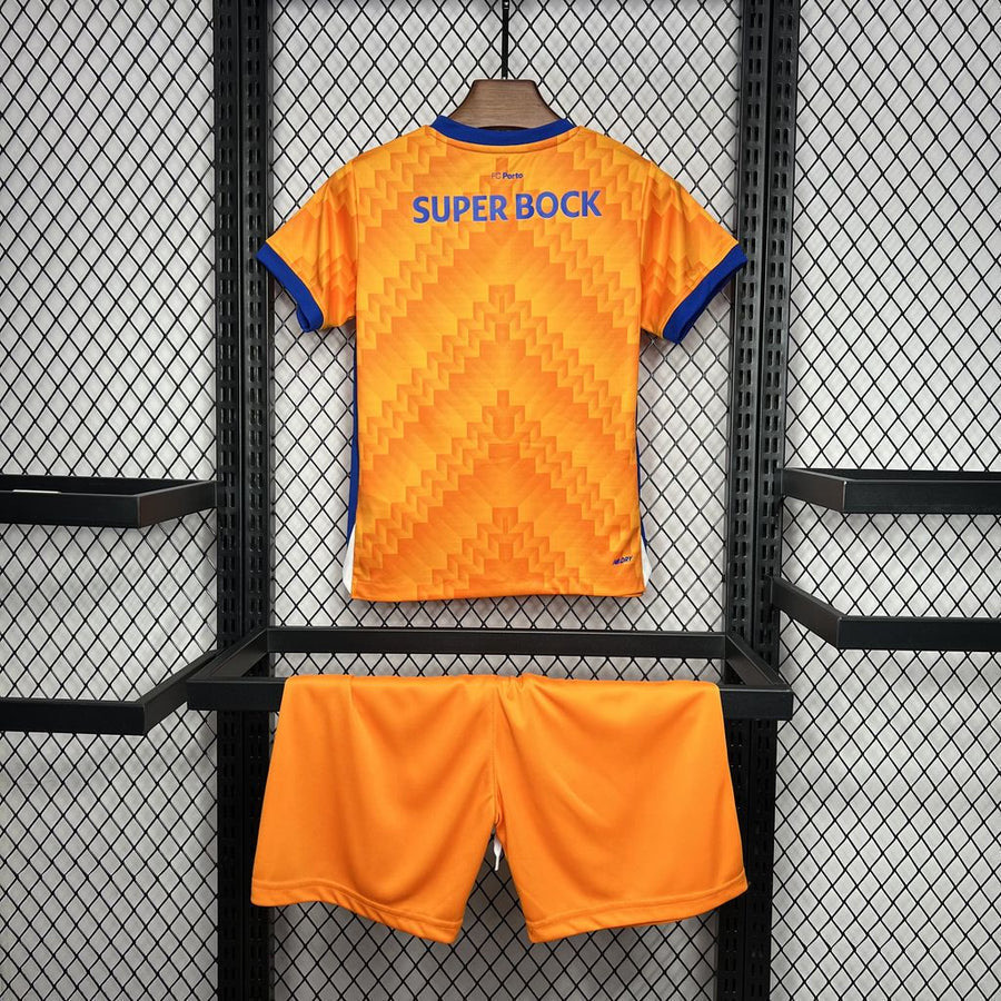 Conjunto infantil FC Porto laranja alternativo 2024/25, uniforme de futebol com detalhes modernos e logo Super Bock.
