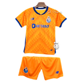 Conjunto infantil FC Porto laranja alternativo 2024/25 disponível na OLYMPIC STORE com preço promocional