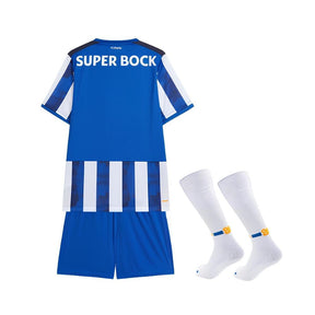 Conjunto Infantil - FC Porto Principal 24/25 com camisola azul e meias brancas, disponível na OLYMPIC STORE.