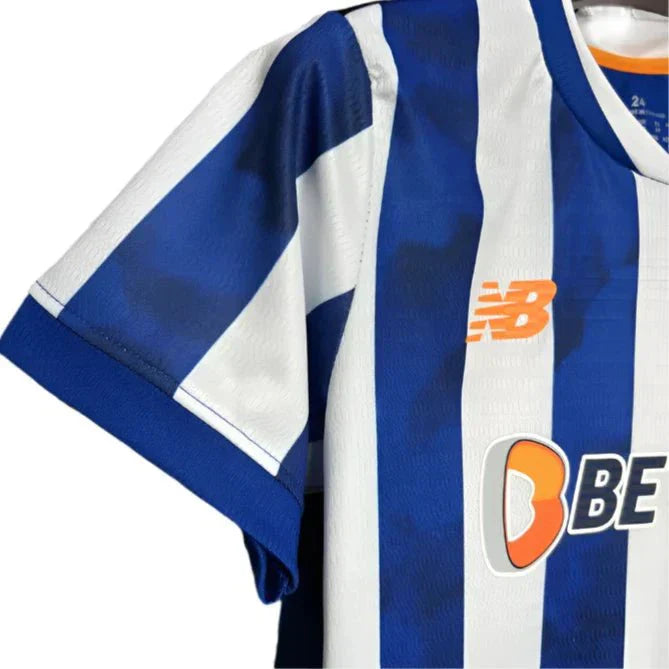 Camisola do Conjunto Infantil - FC Porto Principal 24/25, detalhes das listras azuis e brancas.