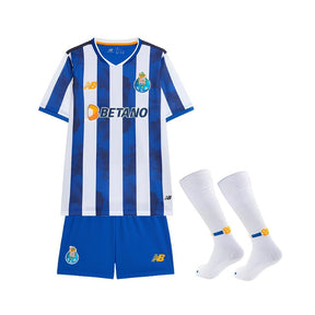 Conjunto Infantil - FC Porto Principal 24/25 com camisola e meias brancas, comprido e azul em fundo branco