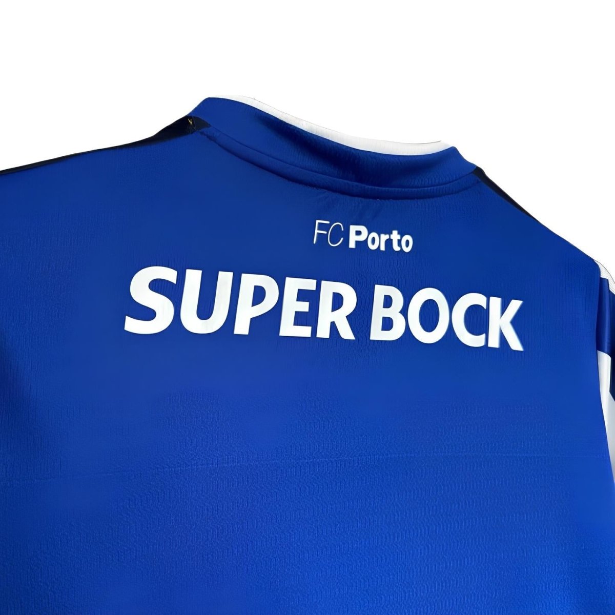Conjunto Infantil - detalhe das costas da camisola do FC Porto com o emblema SUPER BOCK.