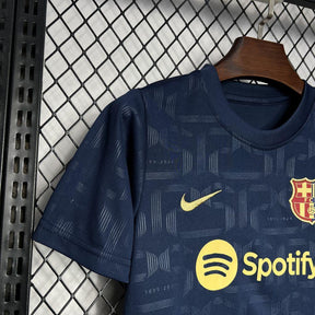 Conjunto Infantil Barcelona 24/25 - camiseta azul com detalhes e logo do Barcelona e Spotify
