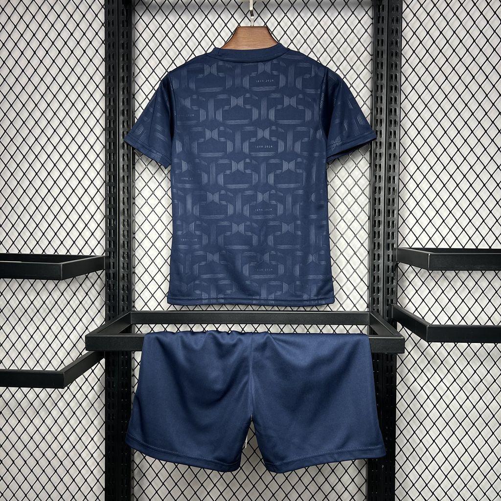 Conjunto Infantil Barcelona 24/25, uniforme infantil de futebol azul, camiseta e shorts em exibição.