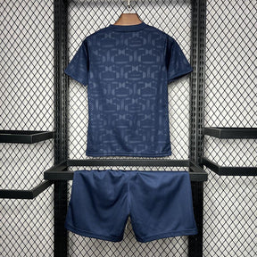 Conjunto Infantil Barcelona 24/25, uniforme infantil de futebol azul, camiseta e shorts em exibição.