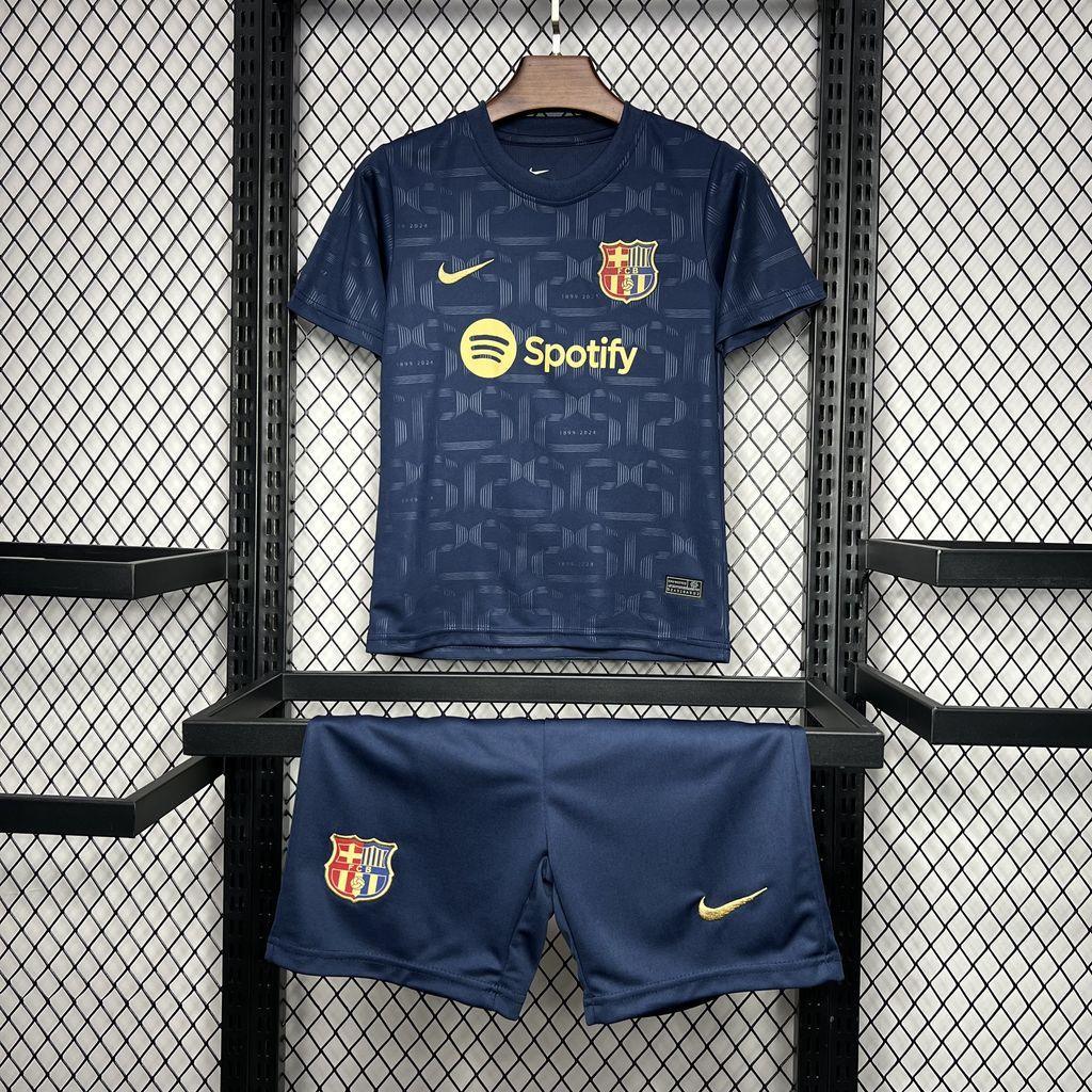 Conjunto Infantil Barcelona 24/25, uniforme infantil do time, camiseta azul e shorts, logo da Nike e Spotify.
