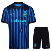 Conjunto Infantil Inter Milão principal 2025/26, uniforme azul e preto, camiseta e shorts em destaque.