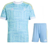 Conjunto Infantil Juventus alternativo 2025/26 em azul claro, camiseta e short, estilo moderno para crianças.