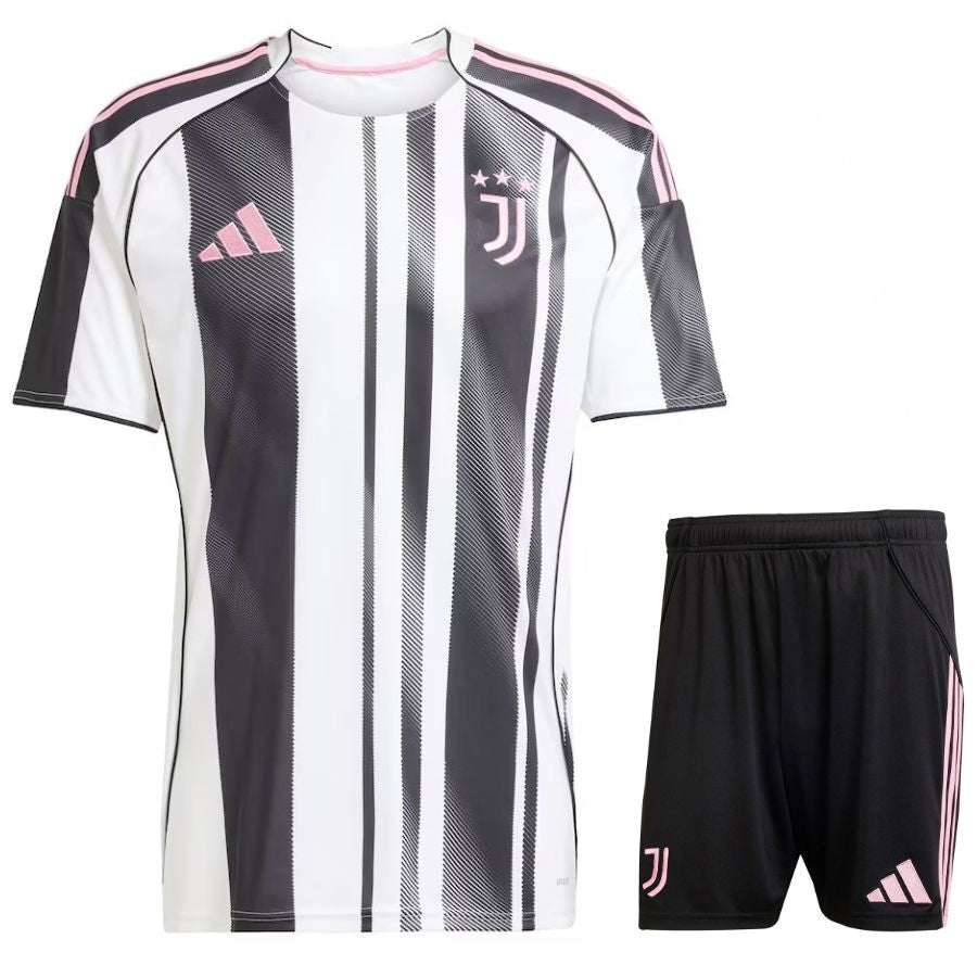 Conjunto Infantil Juventus principal 2025/26 com camiseta e bermuda em preto e branco, detalhes em rosa.