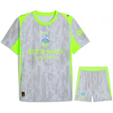 Conjunto Infantil Manchester City terceiro equipamento 2025/26, camiseta e shorts em cores vibrantes.