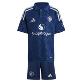 Conjunto Infantil Manchester United Away 24/25 em azul, incluindo camisa e shorts, ideal para jovens fãs de futebol.