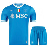 Conjunto Infantil Nápoles principal 2025/26 - Nápoli em azul, composto por camiseta e short para crianças.