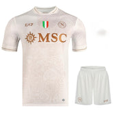 Conjunto Infantil Nápoles alternativo 2025/26 - Nápoli, uniforme infantil de futebol em branco com detalhes dourados.