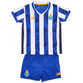 Conjunto Infantil Porto Home 24/25 com camiseta listrada e shorts azuis.