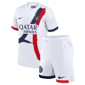 Conjunto Infantil PSG Away 24/25 com camiseta branca e short, logo Paris Saint-Germain e detalhes em vermelho e azul.