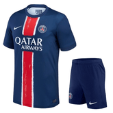 Conjunto Infantil PSG Home 24/25, uniforme de futebol com camiseta azul e bermuda, marca Nike.