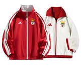 Corta-Vento Reversível Benfica 24/25 em vermelho e branco, com logos Adidas e Benfica.