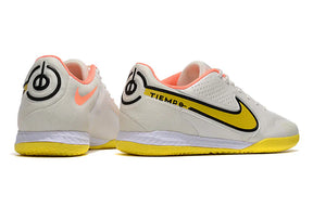 Chuteira Futsal Nike Tiempo Legend 9 Elite IC Branco com detalhes em amarelo e rosa.