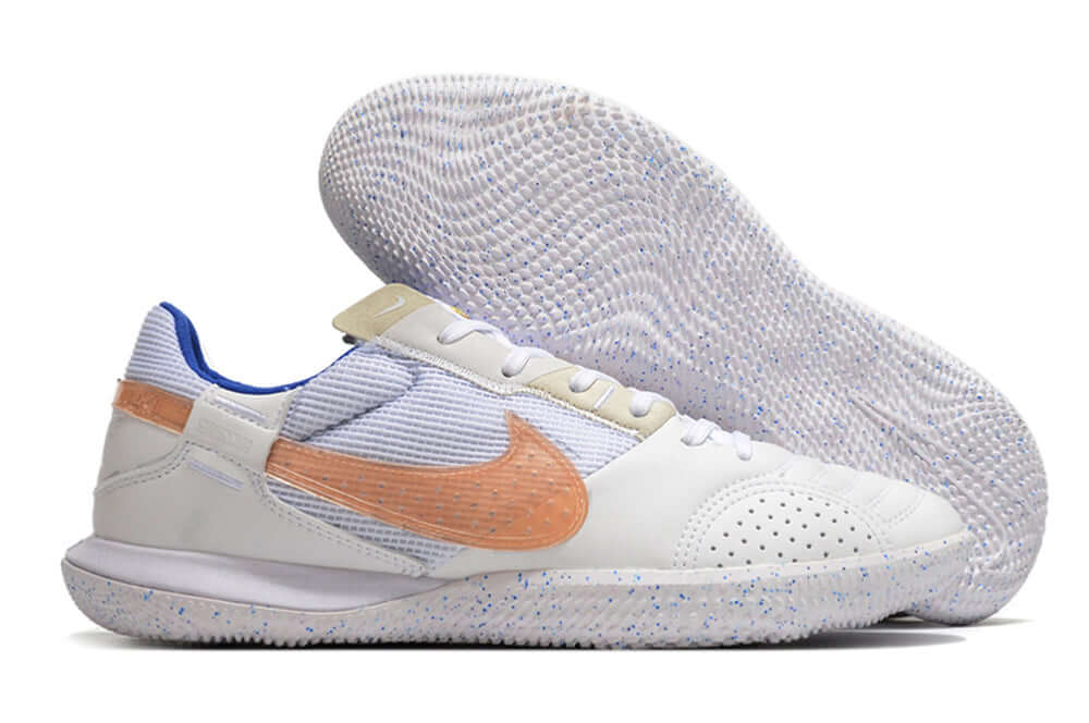 Chuteira Futsal Nike Street Gato IC - Branca e Rosa com design moderno e sola IC para melhor aderência em quadra.
