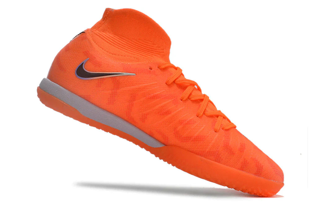 Chuteira Futsal Nike Phantom Luna Elite IC na cor laranja vibrante, ideal para controle e conforto em quadra.