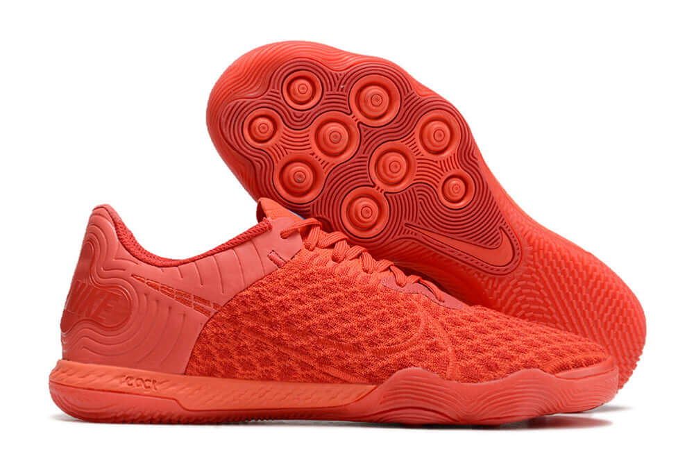 Chuteira Futsal Nike React Gato IC - Vermelha com solado destacado, ideal para quadras internas e desempenho atlético