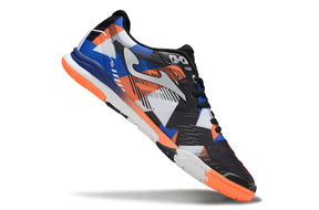 Chuteira Futsal Joma Regate Rebound IC Preta, Azul e Vermelha com design moderno para desempenho em pisos internos.