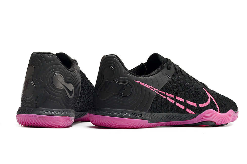 Chuteira Futsal Nike React Gato IC - Preta e Rosa vista traseira com detalhes em rosa vibrante.