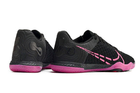 Chuteira Futsal Nike React Gato IC - Preta e Rosa vista traseira com detalhes em rosa vibrante.