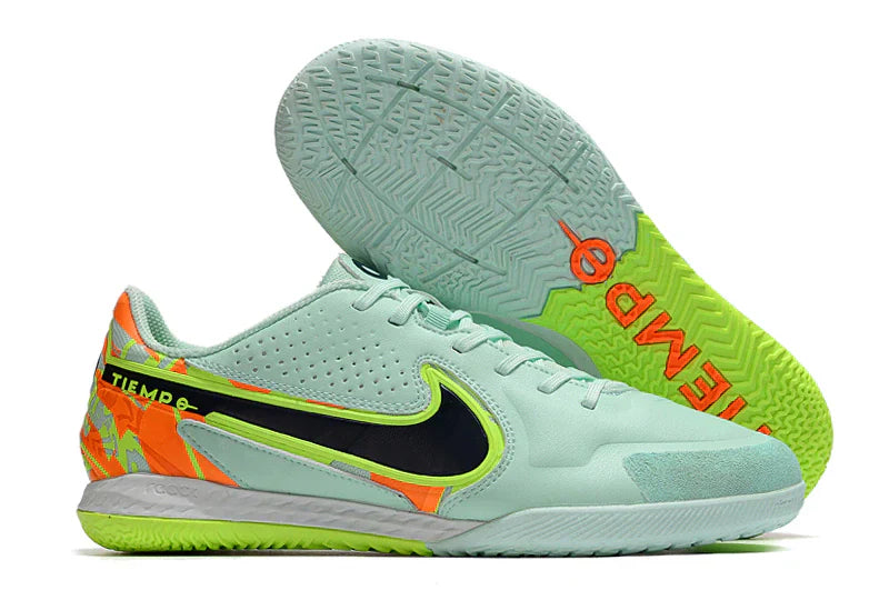 Chuteira Futsal Nike Tiempo Legend 9 Elite IC em cor verde e detalhes vibrantes, ideal para jogo em quadra.
