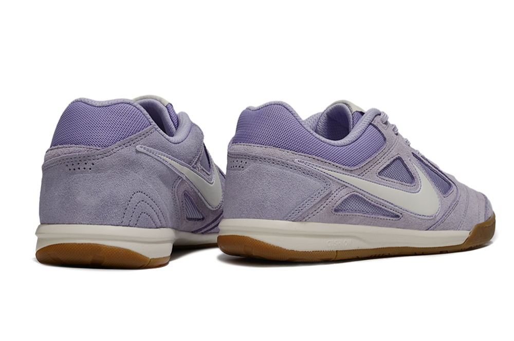 Chuteira Futsal Supreme X Nike SB Gato IC Azul vista traseira em tom lilás.