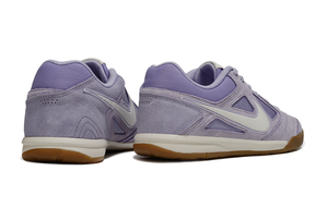 Chuteira Futsal Supreme X Nike SB Gato IC Azul vista traseira em tom lilás.