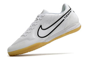 Chuteira Futsal Nike Tiempo Legend 9 Elite IC na cor branca com detalhes em preto e sola emborrachada.