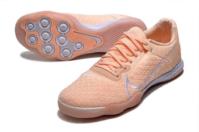 Chuteira Futsal Nike React Gato IC - Salmão em destaque, mostrando design e sola com tecnologia avançada.