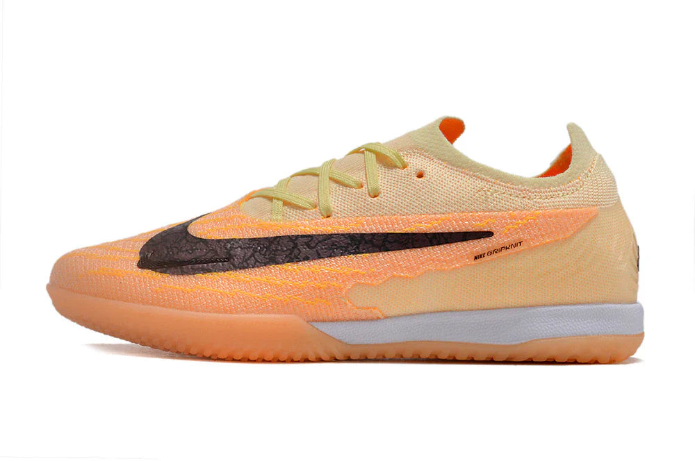 Chuteira Futsal Nike Gripknit Phantom GX Elite IC na cor laranja, ideal para desempenho em quadras.