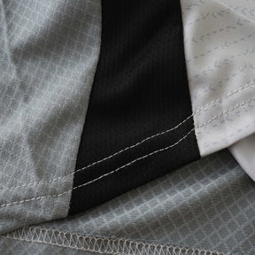 Detalhe da Camisola Benfica Third 2024/25 com costuras e tecido em cores variáveis.