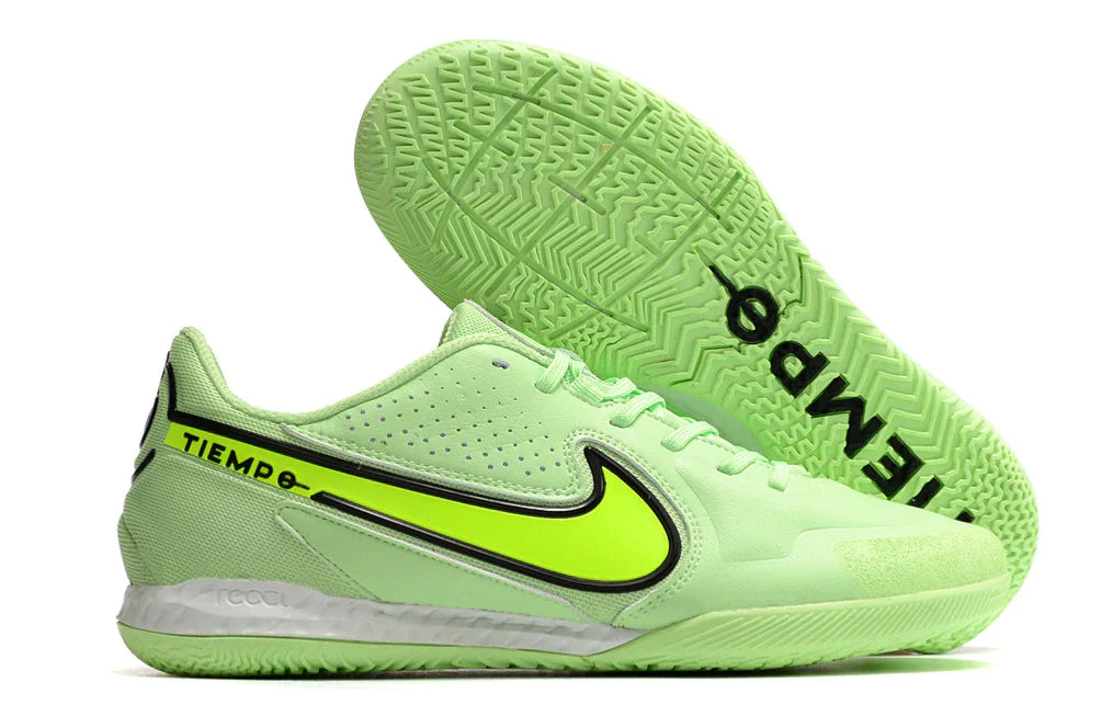 Chuteira Futsal Nike Tiempo Legend 9 Elite IC Verde com design moderno e solado ideal para quadras esportivas.