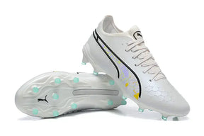 Chuteira Puma King Ultimate FG Branca com design elegante e tecnologia premium para futebol.