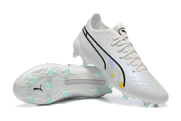 Chuteira Puma King Ultimate FG Branca com design elegante e tecnologia premium para futebol.