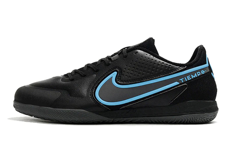 Chuteira Futsal Nike Tiempo Legend 9 Elite IC, calçado em preto com detalhes em azul, ideal para jogos em quadra.