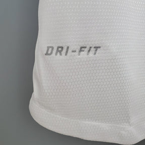 Detalhe da camisola DRI-FIT, mostrando a tecnologia de ventilação em tecido breathável.