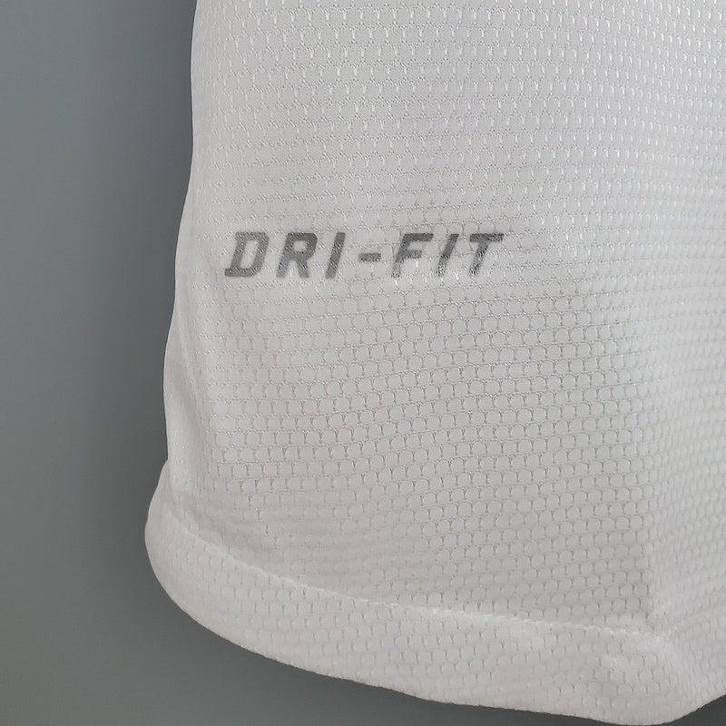 Detalhe da camisola DRI-FIT, mostrando a tecnologia de ventilação em tecido breathável.