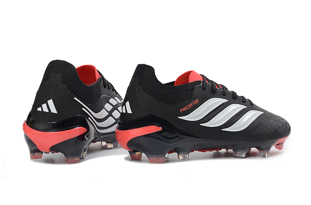 Chuteira Adidas Predator Elite FG 26 - Preta e Branca, com design moderno e tecnologia de controle.