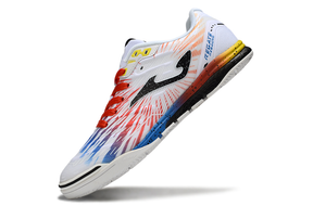 Chuteira Futsal Joma Regate Rebound IC nas cores branca, azul e vermelha, ideal para desempenho em quadras.