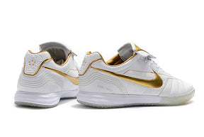 Chuteira Futsal Tiempo Legend Elite IC "Ronaldinho" Branca com detalhes em dourado.